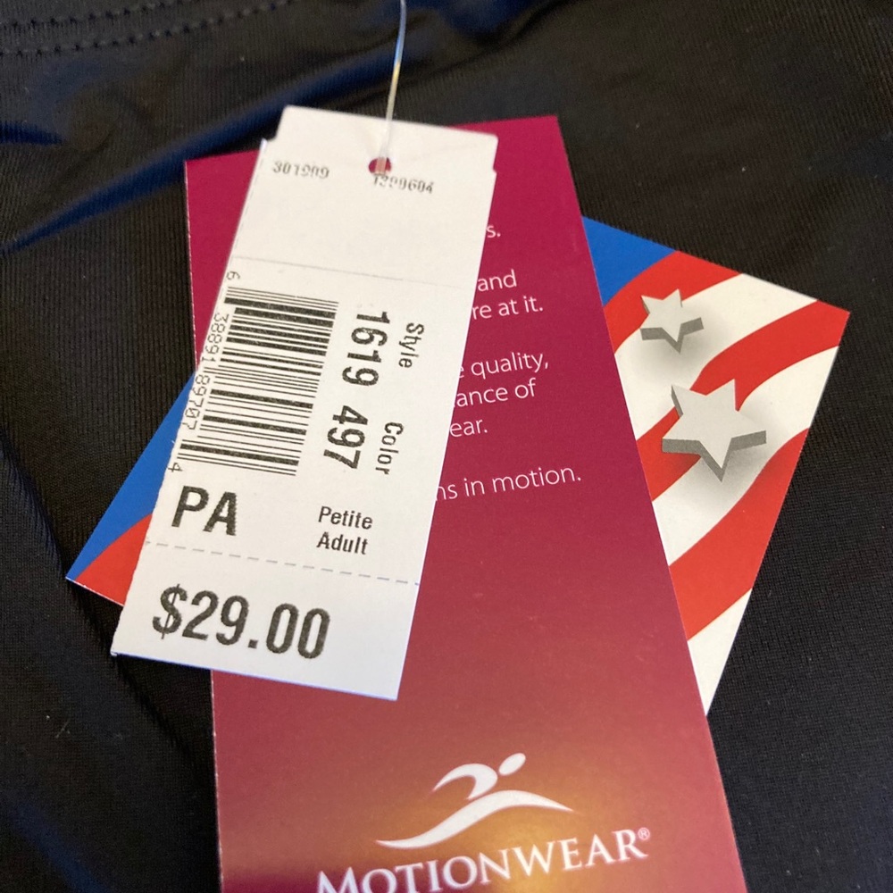 NWT Motionwear black lycra capri leggings